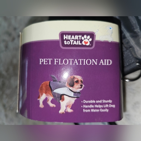 Heart to Tail Pet Flotation Aid with a shark fin!  Size XS 5-15lbs - Picture 2 of 9